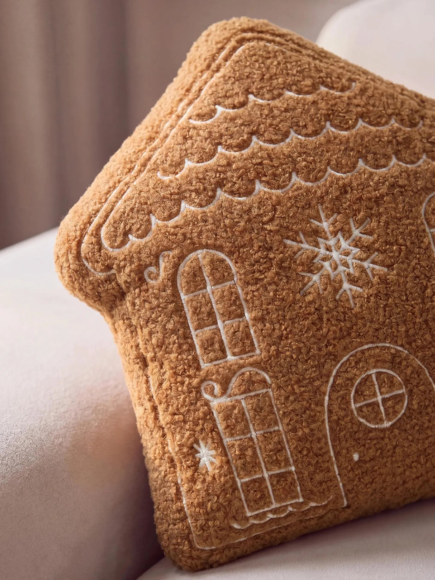 Christmas Pernă Gingerbread House Brown