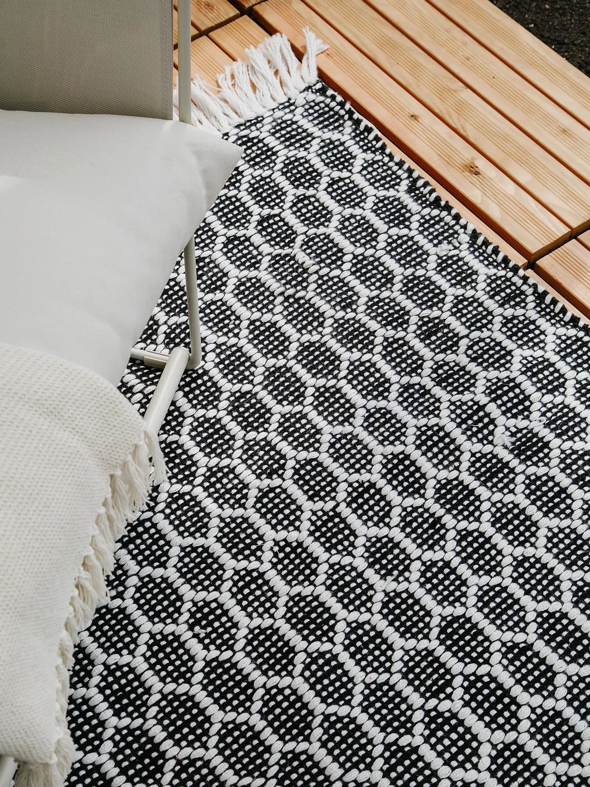 Covor din materiale reciclate Mimpi White/Black 