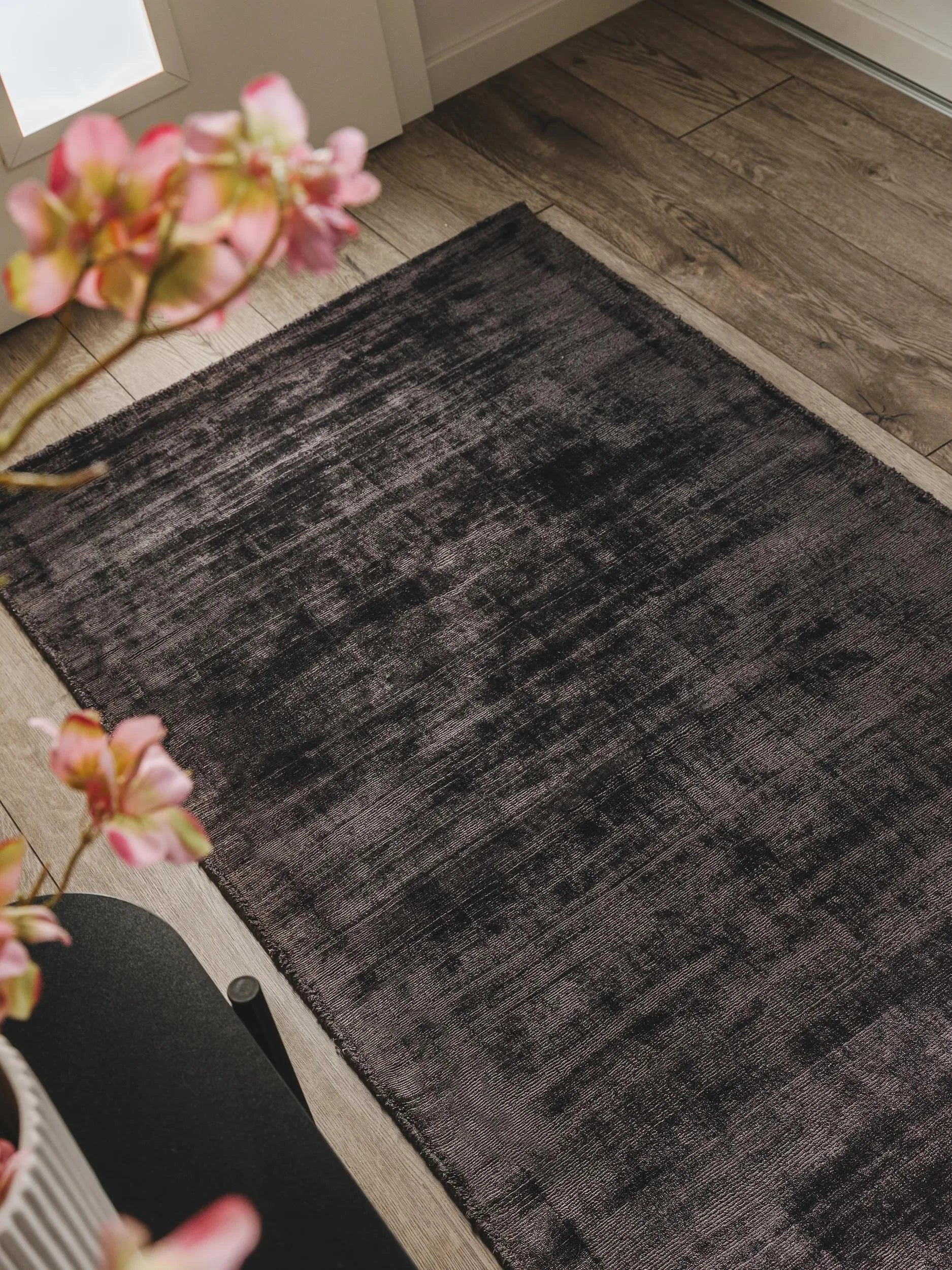 Covor din vâscoză Nova Dark Grey 